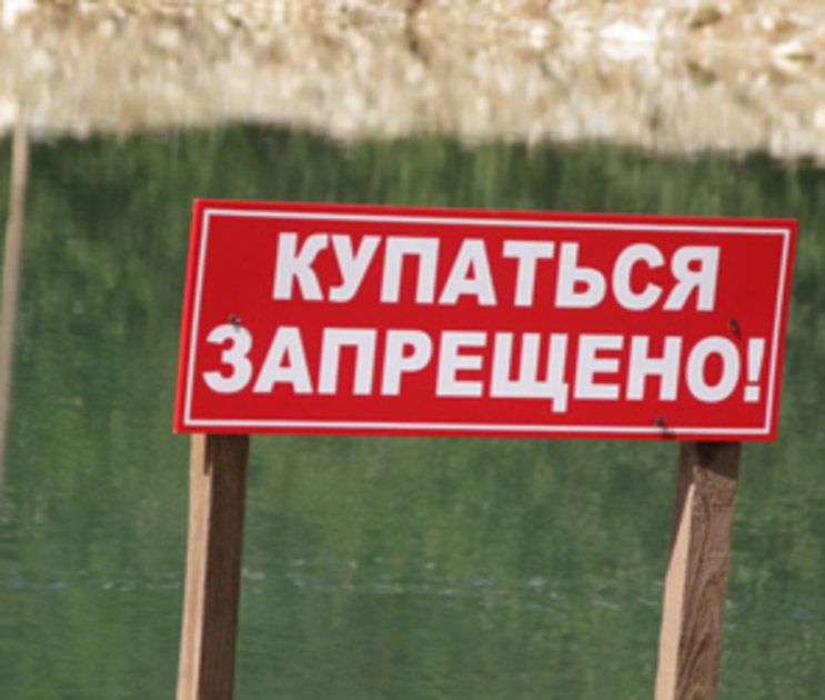Молодой парень и ветеран насыпали резервуары около Воронежа