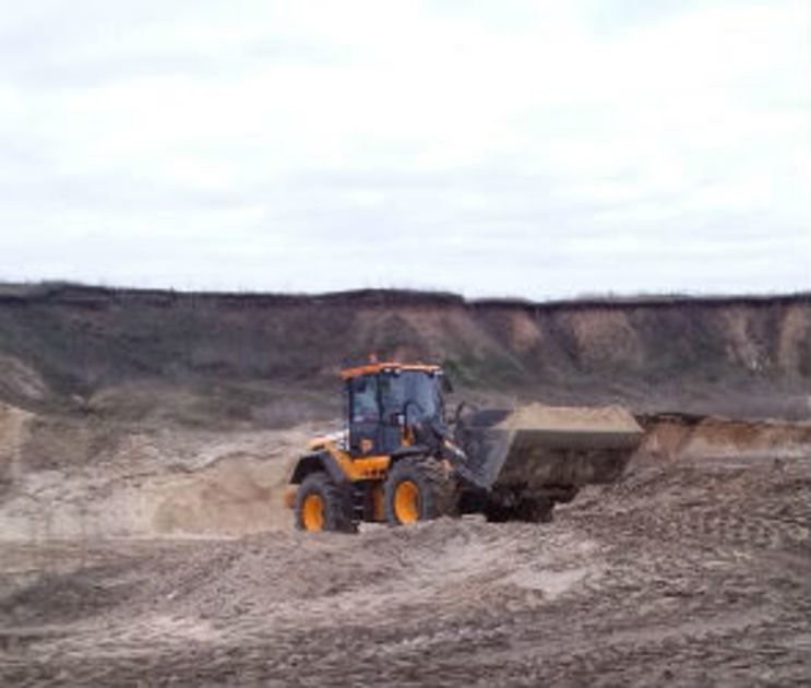 На незаконной яме около извлеченного песка Воронежа на 2 миллионах рублей