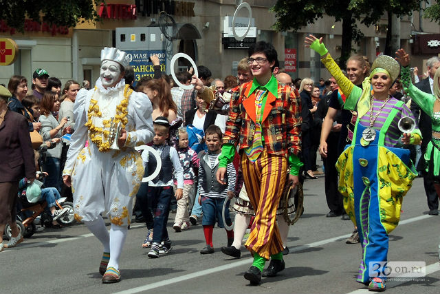 Парад уличных театров с успехом имел место в Воронеже
