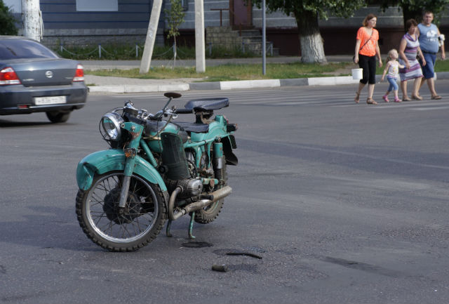 Автоледи на иностранном автомобиле столкнулась с мотоциклистом на Ленинский-Авеню (ФОТОГРАФИЯ)