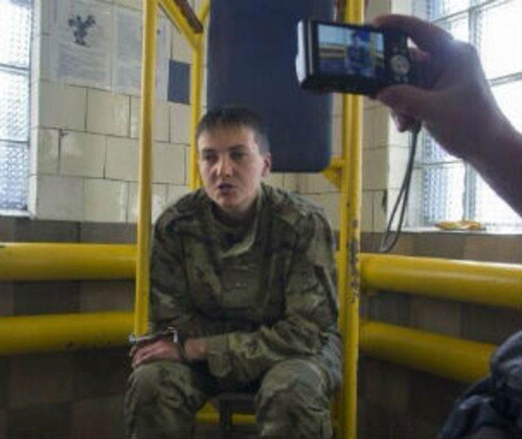 Женщина-пилот Савченко утверждает, что перед арестом это незаконно держало в мотеле около Воронежа