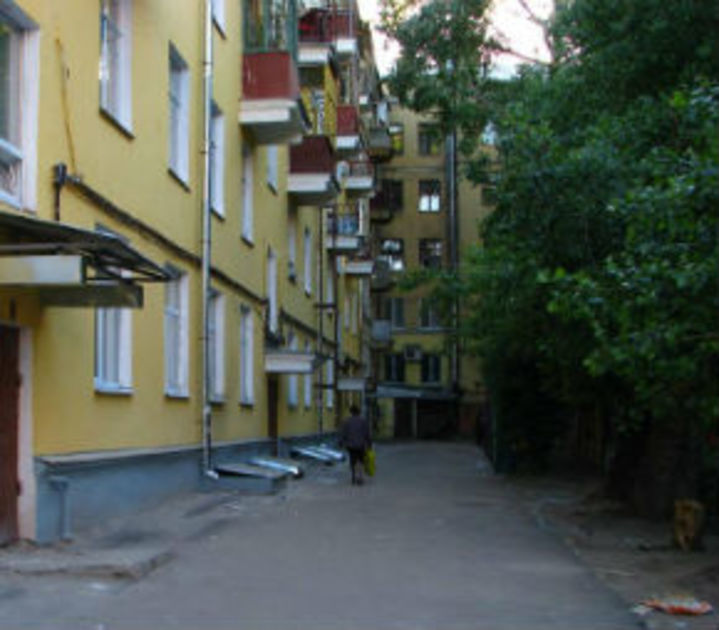 Во дворах области Kominternovsky 33-летний человек напал на школьницу,